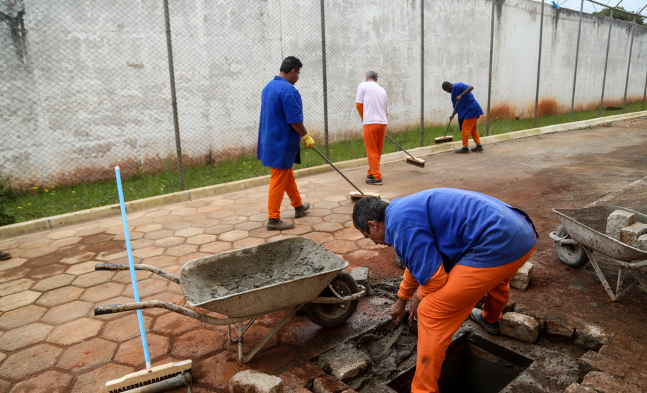 No Paraná, 7.002 presos custodiados pelo Departamento Penitenciário Estadual (Depen) trabalham em projetos para a remição de pena, em todas as unidades penais do Estado, o que representa 30% da população carcerária do Paraná. Segundo colocado no ranking nacional, os detentos trabalham em 11 fábricas de uniformes, sete de pavers (bloquetos de pavimentação de calçadas), uma de bolas, uma de fraldas, uma indústria gráfica e uma de tijolos ecológicos.-Foto: Gilson Abreu/AEN
