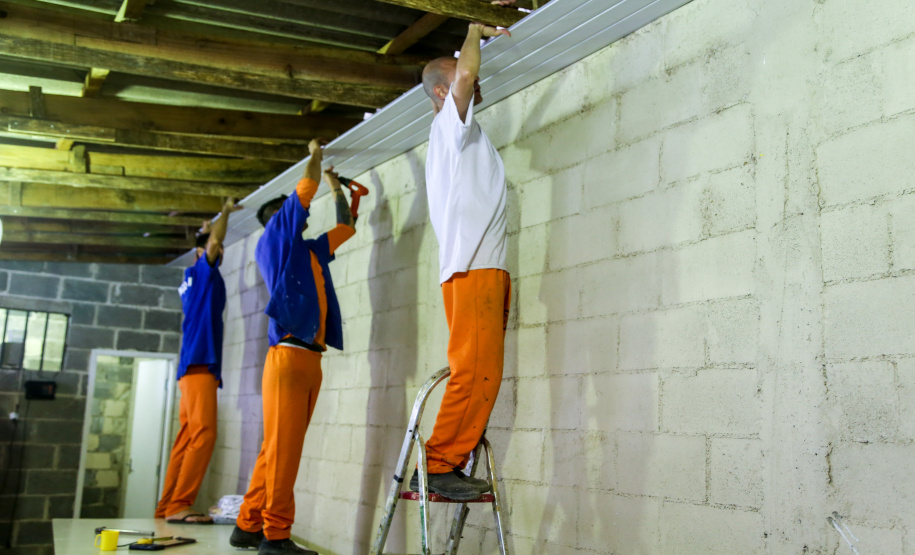 No Paraná, 7.002 presos custodiados pelo Departamento Penitenciário Estadual (Depen) trabalham em projetos para a remição de pena, em todas as unidades penais do Estado, o que representa 30% da população carcerária do Paraná. Segundo colocado no ranking nacional, os detentos trabalham em 11 fábricas de uniformes, sete de pavers (bloquetos de pavimentação de calçadas), uma de bolas, uma de fraldas, uma indústria gráfica e uma de tijolos ecológicos.-Foto: Gilson Abreu/AEN