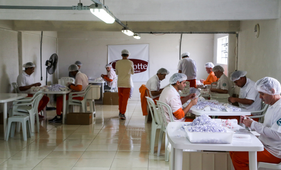 No Paraná, 7.002 presos custodiados pelo Departamento Penitenciário Estadual (Depen) trabalham em projetos para a remição de pena, em todas as unidades penais do Estado, o que representa 30% da população carcerária do Paraná. Segundo colocado no ranking nacional, os detentos trabalham em 11 fábricas de uniformes, sete de pavers (bloquetos de pavimentação de calçadas), uma de bolas, uma de fraldas, uma indústria gráfica e uma de tijolos ecológicos.-Foto: Gilson Abreu/AEN