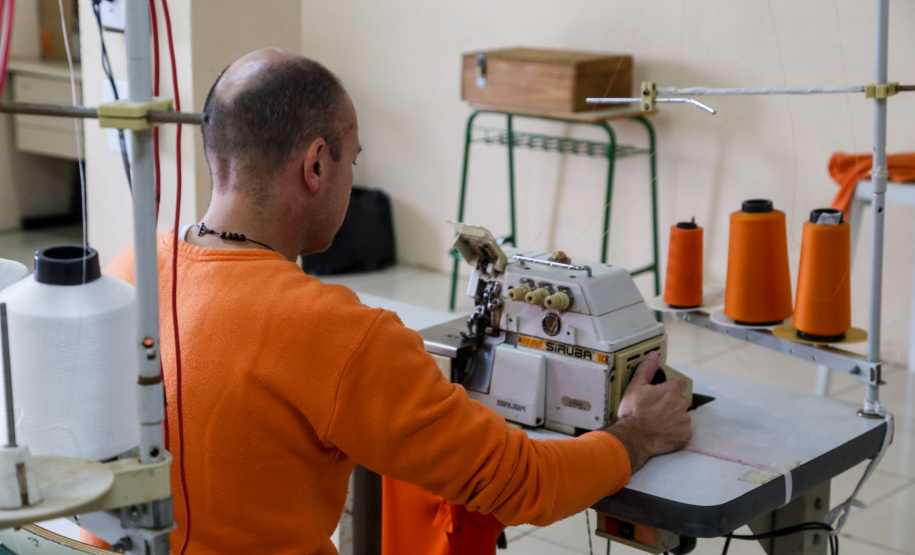 No Paraná, 7.002 presos custodiados pelo Departamento Penitenciário Estadual (Depen) trabalham em projetos para a remição de pena, em todas as unidades penais do Estado, o que representa 30% da população carcerária do Paraná. Segundo colocado no ranking nacional, os detentos trabalham em 11 fábricas de uniformes, sete de pavers (bloquetos de pavimentação de calçadas), uma de bolas, uma de fraldas, uma indústria gráfica e uma de tijolos ecológicos.-Foto: Gilson Abreu/AEN