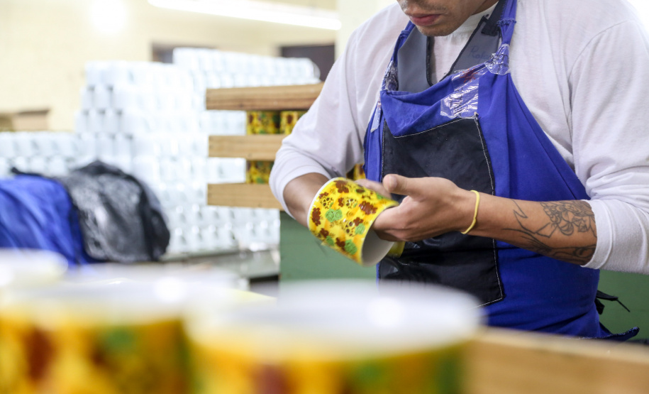 No Paraná, 7.002 presos custodiados pelo Departamento Penitenciário Estadual (Depen) trabalham em projetos para a remição de pena, em todas as unidades penais do Estado, o que representa 30% da população carcerária do Paraná. Segundo colocado no ranking nacional, os detentos trabalham em 11 fábricas de uniformes, sete de pavers (bloquetos de pavimentação de calçadas), uma de bolas, uma de fraldas, uma indústria gráfica e uma de tijolos ecológicos.-Foto: Gilson Abreu/AEN