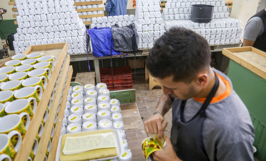 No Paraná, 7.002 presos custodiados pelo Departamento Penitenciário Estadual (Depen) trabalham em projetos para a remição de pena, em todas as unidades penais do Estado, o que representa 30% da população carcerária do Paraná. Segundo colocado no ranking nacional, os detentos trabalham em 11 fábricas de uniformes, sete de pavers (bloquetos de pavimentação de calçadas), uma de bolas, uma de fraldas, uma indústria gráfica e uma de tijolos ecológicos.-Foto: Gilson Abreu/AEN