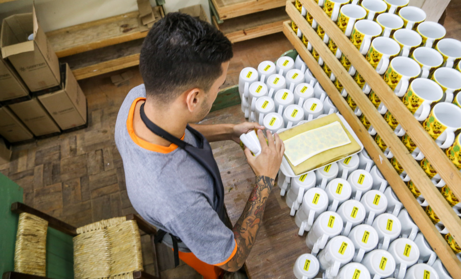 No Paraná, 7.002 presos custodiados pelo Departamento Penitenciário Estadual (Depen) trabalham em projetos para a remição de pena, em todas as unidades penais do Estado, o que representa 30% da população carcerária do Paraná. Segundo colocado no ranking nacional, os detentos trabalham em 11 fábricas de uniformes, sete de pavers (bloquetos de pavimentação de calçadas), uma de bolas, uma de fraldas, uma indústria gráfica e uma de tijolos ecológicos.-Foto: Gilson Abreu/AEN