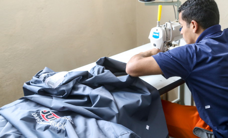 No Paraná, 7.002 presos custodiados pelo Departamento Penitenciário Estadual (Depen) trabalham em projetos para a remição de pena, em todas as unidades penais do Estado, o que representa 30% da população carcerária do Paraná. Segundo colocado no ranking nacional, os detentos trabalham em 11 fábricas de uniformes, sete de pavers (bloquetos de pavimentação de calçadas), uma de bolas, uma de fraldas, uma indústria gráfica e uma de tijolos ecológicos.-Foto: Gilson Abreu/AEN