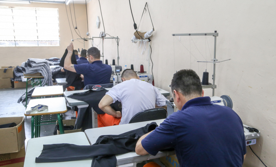 No Paraná, 7.002 presos custodiados pelo Departamento Penitenciário Estadual (Depen) trabalham em projetos para a remição de pena, em todas as unidades penais do Estado, o que representa 30% da população carcerária do Paraná. Segundo colocado no ranking nacional, os detentos trabalham em 11 fábricas de uniformes, sete de pavers (bloquetos de pavimentação de calçadas), uma de bolas, uma de fraldas, uma indústria gráfica e uma de tijolos ecológicos.-Foto: Gilson Abreu/AEN