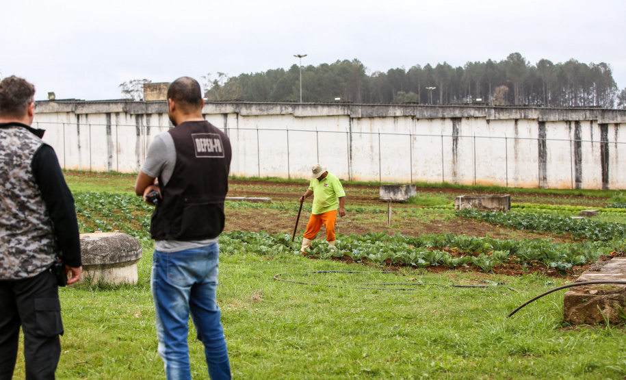 No Paraná, 7.002 presos custodiados pelo Departamento Penitenciário Estadual (Depen) trabalham em projetos para a remição de pena, em todas as unidades penais do Estado, o que representa 30% da população carcerária do Paraná. Segundo colocado no ranking nacional, os detentos trabalham em 11 fábricas de uniformes, sete de pavers (bloquetos de pavimentação de calçadas), uma de bolas, uma de fraldas, uma indústria gráfica e uma de tijolos ecológicos.-Foto: Gilson Abreu/AEN