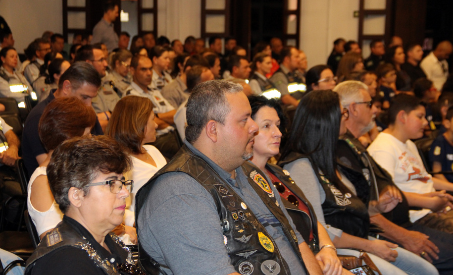 Palestras, blitzes educativas e uma megaoperação voltada à educação no trânsito em todo o Estado serão as principais ações da Polícia Militar durante a Semana Nacional de Trânsito. O evento que marcou a abertura das atividades aconteceu nesta quarta-feira (18), no Salão de Atos do Parque Barigui, em Curitiba, e contou com a participação de órgãos e entidades ligados ao trânsito.Foto: Divulgação/SESP