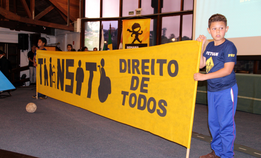 Palestras, blitzes educativas e uma megaoperação voltada à educação no trânsito em todo o Estado serão as principais ações da Polícia Militar durante a Semana Nacional de Trânsito. O evento que marcou a abertura das atividades aconteceu nesta quarta-feira (18), no Salão de Atos do Parque Barigui, em Curitiba, e contou com a participação de órgãos e entidades ligados ao trânsito.Foto: Divulgação/SESP