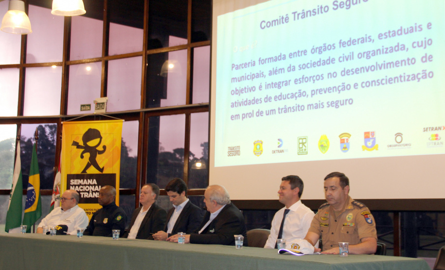 Palestras, blitzes educativas e uma megaoperação voltada à educação no trânsito em todo o Estado serão as principais ações da Polícia Militar durante a Semana Nacional de Trânsito. O evento que marcou a abertura das atividades aconteceu nesta quarta-feira (18), no Salão de Atos do Parque Barigui, em Curitiba, e contou com a participação de órgãos e entidades ligados ao trânsito.Foto: Divulgação/SESP