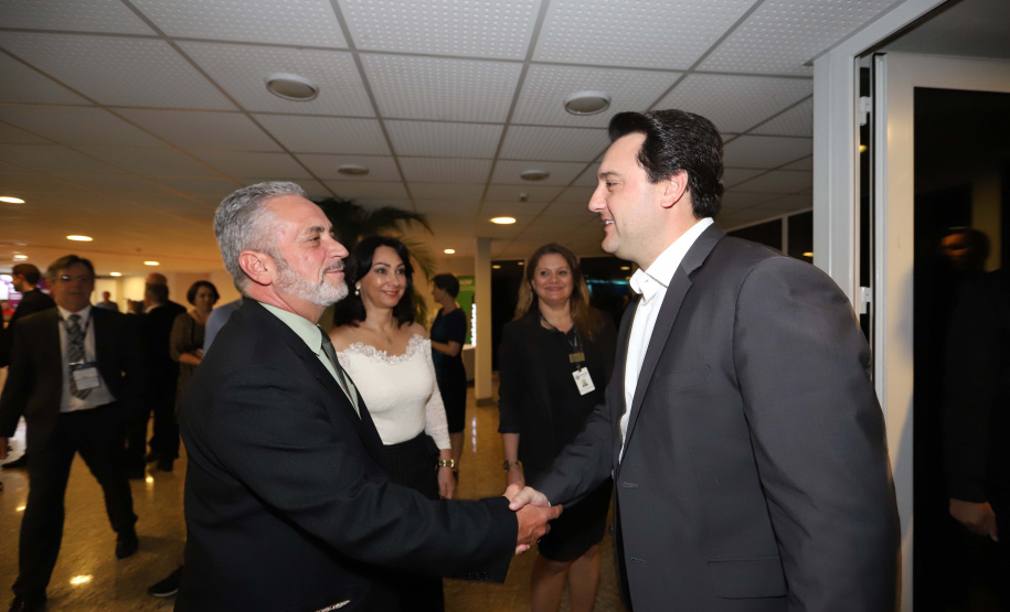 O governador Carlos Massa Ratinho Junior participa da abertura do 25º Congresso de Radiodifusão. Participaram da solenidade: secretários:  vice-prefeito de Curitiba, Eduardo Pimentel; de Comunicação e Cultura, Hudson José; de Infraestrutura e Logística, Sandro Alex; presidente da Copel, Daniel Slaviero; presidente da Associação das Emissoras de Radiodifusão do Paraná - AERP, Alexandre Barros; entre outros.Curitiba, 18-09-19.Foto: Arnaldo Alves / AEN.