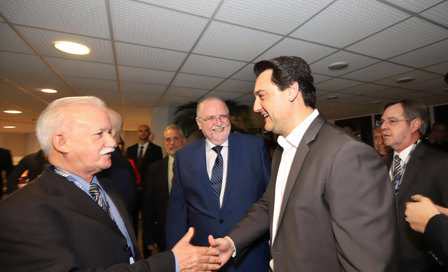 O governador Carlos Massa Ratinho Junior participa da abertura do 25º Congresso de Radiodifusão. Participaram da solenidade: secretários:  vice-prefeito de Curitiba, Eduardo Pimentel; de Comunicação e Cultura, Hudson José; de Infraestrutura e Logística, Sandro Alex; presidente da Copel, Daniel Slaviero; presidente da Associação das Emissoras de Radiodifusão do Paraná - AERP, Alexandre Barros; entre outros.Curitiba, 18-09-19.Foto: Arnaldo Alves / AEN.