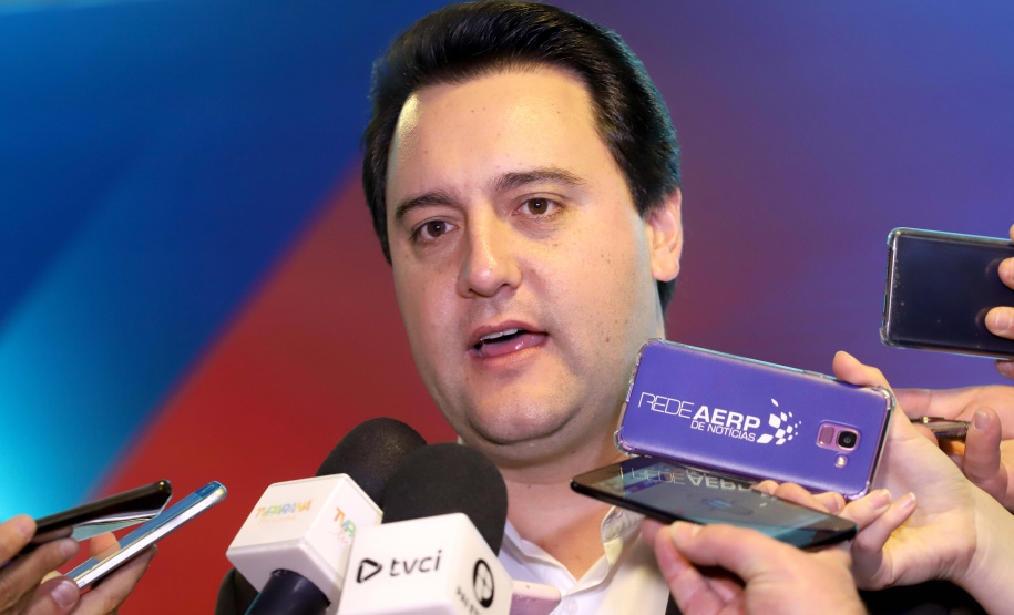 O governador Carlos Massa Ratinho Junior participa da abertura do 25º Congresso de Radiodifusão. Participaram da solenidade: secretários:  vice-prefeito de Curitiba, Eduardo Pimentel; de Comunicação e Cultura, Hudson José; de Infraestrutura e Logística, Sandro Alex; presidente da Copel, Daniel Slaviero; presidente da Associação das Emissoras de Radiodifusão do Paraná - AERP, Alexandre Barros; entre outros.Curitiba, 18-09-19.Foto: Arnaldo Alves / AEN.