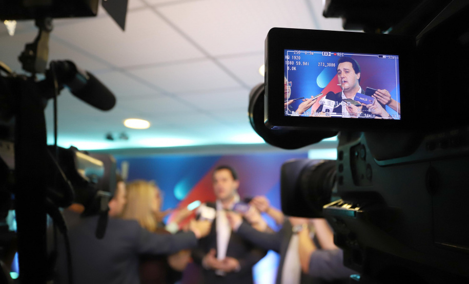 O governador Carlos Massa Ratinho Junior participa da abertura do 25º Congresso de Radiodifusão. Participaram da solenidade: secretários:  vice-prefeito de Curitiba, Eduardo Pimentel; de Comunicação e Cultura, Hudson José; de Infraestrutura e Logística, Sandro Alex; presidente da Copel, Daniel Slaviero; presidente da Associação das Emissoras de Radiodifusão do Paraná - AERP, Alexandre Barros; entre outros.Curitiba, 18-09-19.Foto: Arnaldo Alves / AEN.