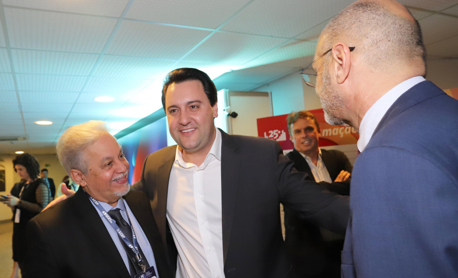 O governador Carlos Massa Ratinho Junior participa da abertura do 25º Congresso de Radiodifusão. Participaram da solenidade: secretários:  vice-prefeito de Curitiba, Eduardo Pimentel; de Comunicação e Cultura, Hudson José; de Infraestrutura e Logística, Sandro Alex; presidente da Copel, Daniel Slaviero; presidente da Associação das Emissoras de Radiodifusão do Paraná - AERP, Alexandre Barros; entre outros.Curitiba, 18-09-19.Foto: Arnaldo Alves / AEN.