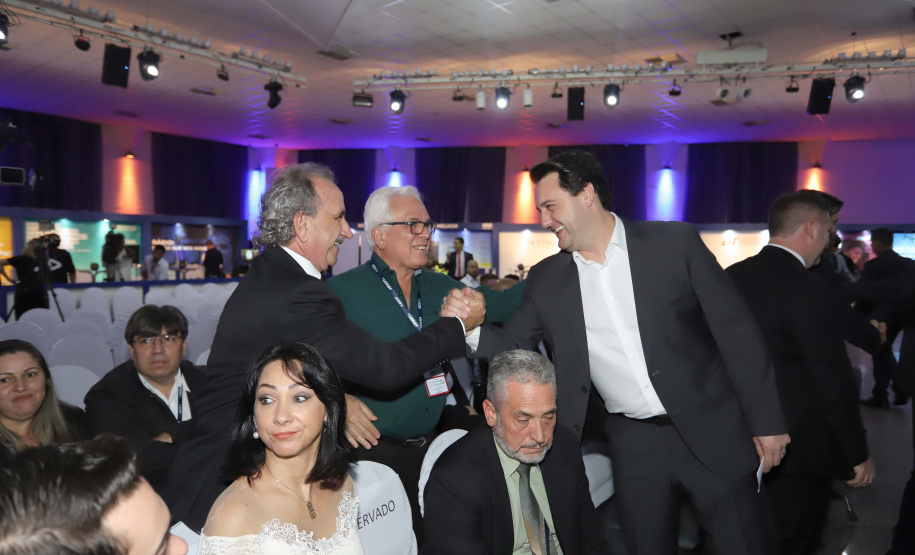 O governador Carlos Massa Ratinho Junior participa da abertura do 25º Congresso de Radiodifusão. Participaram da solenidade: secretários:  vice-prefeito de Curitiba, Eduardo Pimentel; de Comunicação e Cultura, Hudson José; de Infraestrutura e Logística, Sandro Alex; presidente da Copel, Daniel Slaviero; presidente da Associação das Emissoras de Radiodifusão do Paraná - AERP, Alexandre Barros; entre outros.Curitiba, 18-09-19.Foto: Arnaldo Alves / AEN.