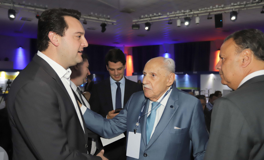 O governador Carlos Massa Ratinho Junior participa da abertura do 25º Congresso de Radiodifusão. Participaram da solenidade: secretários:  vice-prefeito de Curitiba, Eduardo Pimentel; de Comunicação e Cultura, Hudson José; de Infraestrutura e Logística, Sandro Alex; presidente da Copel, Daniel Slaviero; presidente da Associação das Emissoras de Radiodifusão do Paraná - AERP, Alexandre Barros; entre outros.Curitiba, 18-09-19.Foto: Arnaldo Alves / AEN.