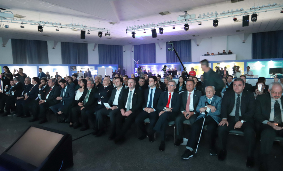 O governador Carlos Massa Ratinho Junior participa da abertura do 25º Congresso de Radiodifusão. Participaram da solenidade: secretários:  vice-prefeito de Curitiba, Eduardo Pimentel; de Comunicação e Cultura, Hudson José; de Infraestrutura e Logística, Sandro Alex; presidente da Copel, Daniel Slaviero; presidente da Associação das Emissoras de Radiodifusão do Paraná - AERP, Alexandre Barros; entre outros.Curitiba, 18-09-19.Foto: Arnaldo Alves / AEN.