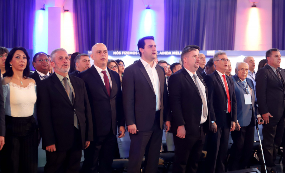 O governador Carlos Massa Ratinho Junior participa da abertura do 25º Congresso de Radiodifusão. Participaram da solenidade: secretários:  vice-prefeito de Curitiba, Eduardo Pimentel; de Comunicação e Cultura, Hudson José; de Infraestrutura e Logística, Sandro Alex; presidente da Copel, Daniel Slaviero; presidente da Associação das Emissoras de Radiodifusão do Paraná - AERP, Alexandre Barros; entre outros.Curitiba, 18-09-19.Foto: Arnaldo Alves / AEN.