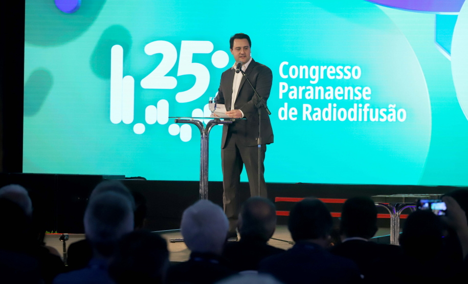 O governador Carlos Massa Ratinho Junior participa da abertura do 25º Congresso de Radiodifusão. Participaram da solenidade: secretários:  vice-prefeito de Curitiba, Eduardo Pimentel; de Comunicação e Cultura, Hudson José; de Infraestrutura e Logística, Sandro Alex; presidente da Copel, Daniel Slaviero; presidente da Associação das Emissoras de Radiodifusão do Paraná - AERP, Alexandre Barros; entre outros.Curitiba, 18-09-19.Foto: Arnaldo Alves / AEN.