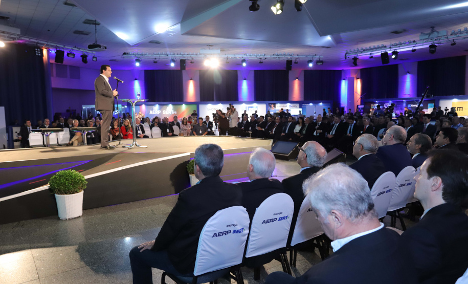 O governador Carlos Massa Ratinho Junior participa da abertura do 25º Congresso de Radiodifusão. Participaram da solenidade: secretários:  vice-prefeito de Curitiba, Eduardo Pimentel; de Comunicação e Cultura, Hudson José; de Infraestrutura e Logística, Sandro Alex; presidente da Copel, Daniel Slaviero; presidente da Associação das Emissoras de Radiodifusão do Paraná - AERP, Alexandre Barros; entre outros.Curitiba, 18-09-19.Foto: Arnaldo Alves / AEN.