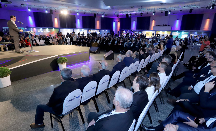 O governador Carlos Massa Ratinho Junior participa da abertura do 25º Congresso de Radiodifusão. Participaram da solenidade: secretários:  vice-prefeito de Curitiba, Eduardo Pimentel; de Comunicação e Cultura, Hudson José; de Infraestrutura e Logística, Sandro Alex; presidente da Copel, Daniel Slaviero; presidente da Associação das Emissoras de Radiodifusão do Paraná - AERP, Alexandre Barros; entre outros.Curitiba, 18-09-19.Foto: Arnaldo Alves / AEN.