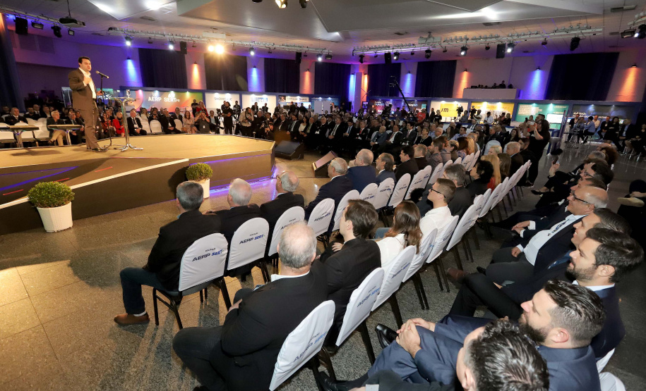 O governador Carlos Massa Ratinho Junior participa da abertura do 25º Congresso de Radiodifusão. Participaram da solenidade: secretários:  vice-prefeito de Curitiba, Eduardo Pimentel; de Comunicação e Cultura, Hudson José; de Infraestrutura e Logística, Sandro Alex; presidente da Copel, Daniel Slaviero; presidente da Associação das Emissoras de Radiodifusão do Paraná - AERP, Alexandre Barros; entre outros.Curitiba, 18-09-19.Foto: Arnaldo Alves / AEN.