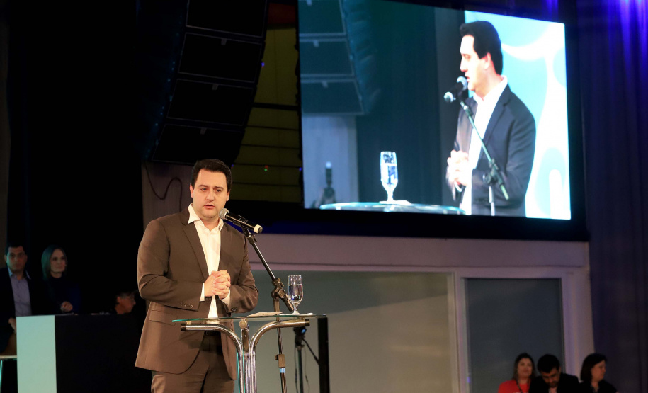 O governador Carlos Massa Ratinho Junior participa da abertura do 25º Congresso de Radiodifusão. Participaram da solenidade: secretários:  vice-prefeito de Curitiba, Eduardo Pimentel; de Comunicação e Cultura, Hudson José; de Infraestrutura e Logística, Sandro Alex; presidente da Copel, Daniel Slaviero; presidente da Associação das Emissoras de Radiodifusão do Paraná - AERP, Alexandre Barros; entre outros.Curitiba, 18-09-19.Foto: Arnaldo Alves / AEN.