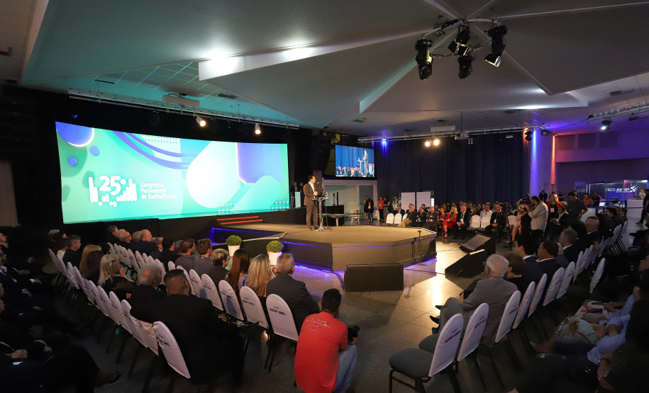 O governador Carlos Massa Ratinho Junior participa da abertura do 25º Congresso de Radiodifusão. Participaram da solenidade: secretários:  vice-prefeito de Curitiba, Eduardo Pimentel; de Comunicação e Cultura, Hudson José; de Infraestrutura e Logística, Sandro Alex; presidente da Copel, Daniel Slaviero; presidente da Associação das Emissoras de Radiodifusão do Paraná - AERP, Alexandre Barros; entre outros.Curitiba, 18-09-19.Foto: Arnaldo Alves / AEN.