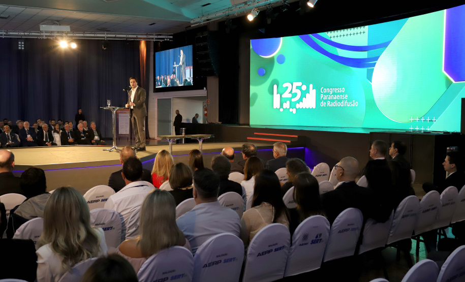 O governador Carlos Massa Ratinho Junior participa da abertura do 25º Congresso de Radiodifusão. Participaram da solenidade: secretários:  vice-prefeito de Curitiba, Eduardo Pimentel; de Comunicação e Cultura, Hudson José; de Infraestrutura e Logística, Sandro Alex; presidente da Copel, Daniel Slaviero; presidente da Associação das Emissoras de Radiodifusão do Paraná - AERP, Alexandre Barros; entre outros.Curitiba, 18-09-19.Foto: Arnaldo Alves / AEN.