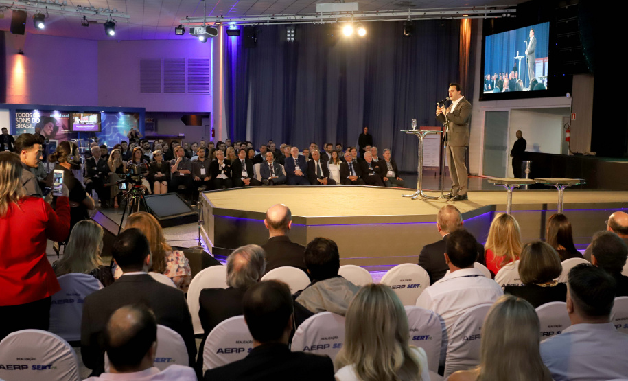 O governador Carlos Massa Ratinho Junior participa da abertura do 25º Congresso de Radiodifusão. Participaram da solenidade: secretários:  vice-prefeito de Curitiba, Eduardo Pimentel; de Comunicação e Cultura, Hudson José; de Infraestrutura e Logística, Sandro Alex; presidente da Copel, Daniel Slaviero; presidente da Associação das Emissoras de Radiodifusão do Paraná - AERP, Alexandre Barros; entre outros.Curitiba, 18-09-19.Foto: Arnaldo Alves / AEN.