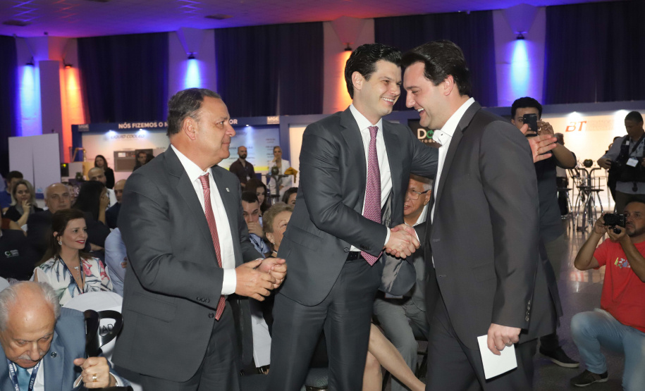 O governador Carlos Massa Ratinho Junior participa da abertura do 25º Congresso de Radiodifusão. Participaram da solenidade: secretários:  vice-prefeito de Curitiba, Eduardo Pimentel; de Comunicação e Cultura, Hudson José; de Infraestrutura e Logística, Sandro Alex; presidente da Copel, Daniel Slaviero; presidente da Associação das Emissoras de Radiodifusão do Paraná - AERP, Alexandre Barros; entre outros.Curitiba, 18-09-19.Foto: Arnaldo Alves / AEN.