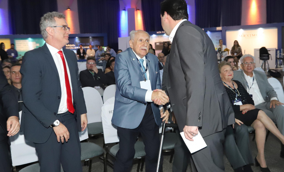 O governador Carlos Massa Ratinho Junior participa da abertura do 25º Congresso de Radiodifusão. Participaram da solenidade: secretários:  vice-prefeito de Curitiba, Eduardo Pimentel; de Comunicação e Cultura, Hudson José; de Infraestrutura e Logística, Sandro Alex; presidente da Copel, Daniel Slaviero; presidente da Associação das Emissoras de Radiodifusão do Paraná - AERP, Alexandre Barros; entre outros.Curitiba, 18-09-19.Foto: Arnaldo Alves / AEN.