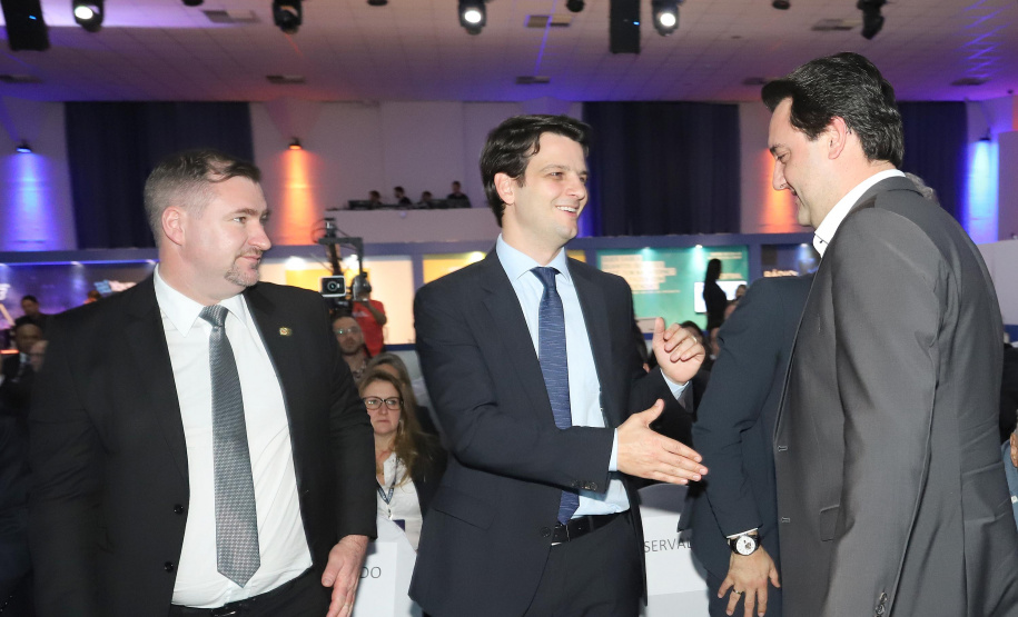 O governador Carlos Massa Ratinho Junior participa da abertura do 25º Congresso de Radiodifusão. Participaram da solenidade: secretários:  vice-prefeito de Curitiba, Eduardo Pimentel; de Comunicação e Cultura, Hudson José; de Infraestrutura e Logística, Sandro Alex; presidente da Copel, Daniel Slaviero; presidente da Associação das Emissoras de Radiodifusão do Paraná - AERP, Alexandre Barros; entre outros.Curitiba, 18-09-19.Foto: Arnaldo Alves / AEN.