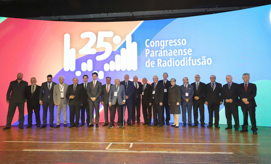 O governador Carlos Massa Ratinho Junior participa da abertura do 25º Congresso de Radiodifusão. Participaram da solenidade: secretários:  vice-prefeito de Curitiba, Eduardo Pimentel; de Comunicação e Cultura, Hudson José; de Infraestrutura e Logística, Sandro Alex; presidente da Copel, Daniel Slaviero; presidente da Associação das Emissoras de Radiodifusão do Paraná - AERP, Alexandre Barros; entre outros.Curitiba, 18-09-19.Foto: Arnaldo Alves / AEN.