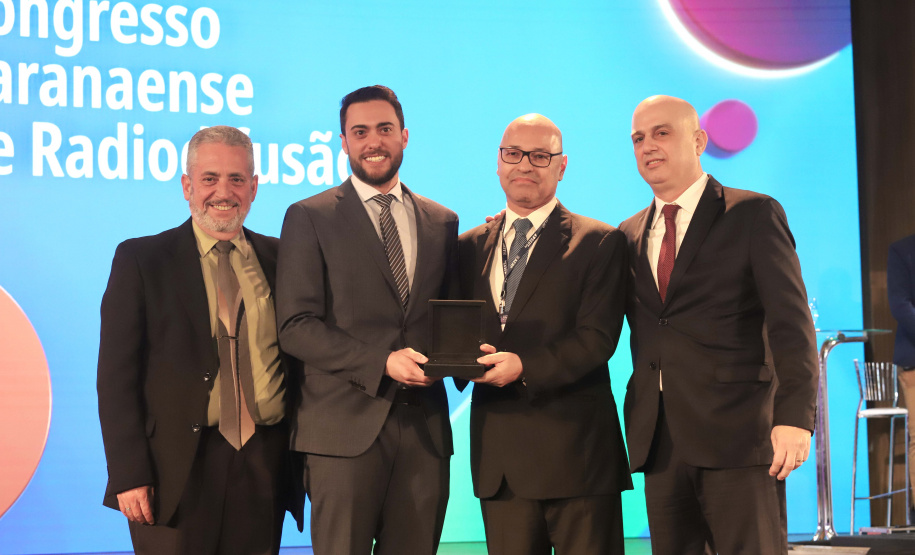 O governador Carlos Massa Ratinho Junior participa da abertura do 25º Congresso de Radiodifusão. Participaram da solenidade: secretários:  vice-prefeito de Curitiba, Eduardo Pimentel; de Comunicação e Cultura, Hudson José; de Infraestrutura e Logística, Sandro Alex; presidente da Copel, Daniel Slaviero; presidente da Associação das Emissoras de Radiodifusão do Paraná - AERP, Alexandre Barros; entre outros. N/F: Gabriel Massa.Curitiba, 18-09-19.Foto: Arnaldo Alves / AEN.