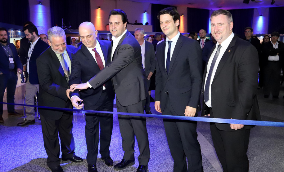 O governador Carlos Massa Ratinho Junior participa da abertura do 25º Congresso de Radiodifusão. Participaram da solenidade: secretários:  vice-prefeito de Curitiba, Eduardo Pimentel; de Comunicação e Cultura, Hudson José; de Infraestrutura e Logística, Sandro Alex; presidente da Copel, Daniel Slaviero; presidente da Associação das Emissoras de Radiodifusão do Paraná - AERP, Alexandre Barros; entre outros.Curitiba, 18-09-19.Foto: Arnaldo Alves / AEN.