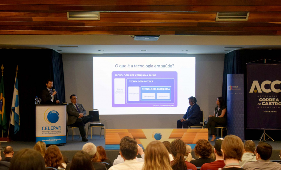 O secretário de Estado da Saúde, Beto Preto, esteve nesta quarta-feira (18) na Companhia de Tecnologia da Informação e Comunicação do Paraná (Celepar), em Curitiba, para mediar o evento “As novas tecnologias e seus impactos para a atividade hospitalar e de outros serviços de saúde”. Foto: Divulgação/SESA