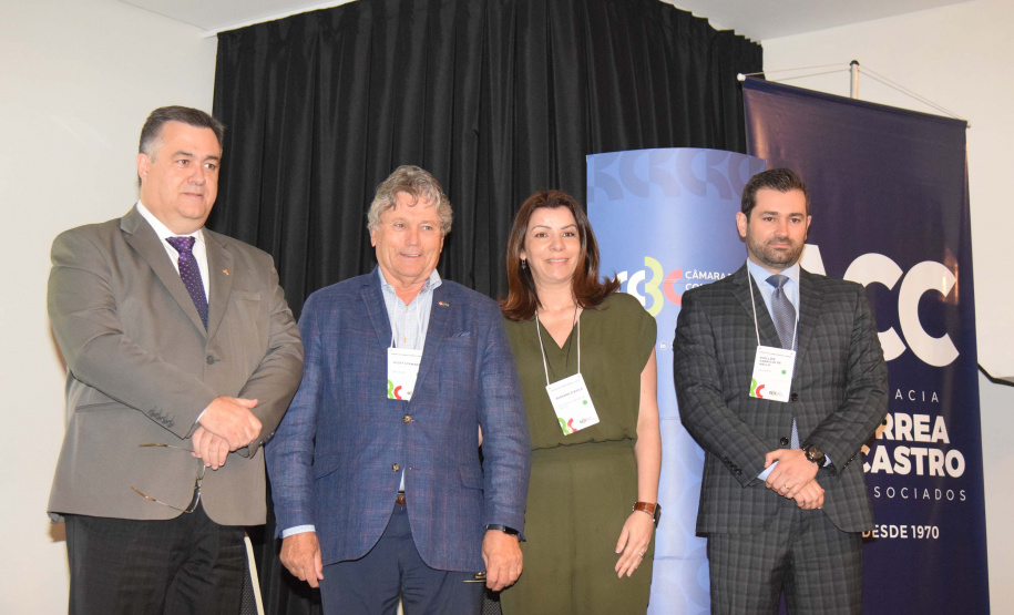 O secretário de Estado da Saúde, Beto Preto, esteve nesta quarta-feira (18) na Companhia de Tecnologia da Informação e Comunicação do Paraná (Celepar), em Curitiba, para mediar o evento “As novas tecnologias e seus impactos para a atividade hospitalar e de outros serviços de saúde”. Foto: Divulgação/SESA