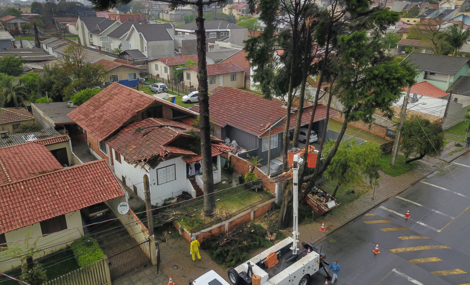 O temporal que atingiu a metade Leste do Paraná na tarde desta quarta-feira (18) afetou 12.227 pessoas e danificou 3.222 residências, mostra o boletim da Coordenadoria Estadual de Proteção e Defesa Civil, atualizado às 12 horas desta quinta-feira (19). As chuvas, granizos e vendavais afetaram 21 municípios da Região Metropolitana de Curitiba, Campos Gerais, Centro e Centro-Sul do Estado. Foto: José Fernando Ogura/AEN