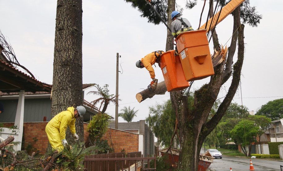 O temporal que atingiu a metade Leste do Paraná na tarde desta quarta-feira (18) afetou 12.227 pessoas e danificou 3.222 residências, mostra o boletim da Coordenadoria Estadual de Proteção e Defesa Civil, atualizado às 12 horas desta quinta-feira (19). As chuvas, granizos e vendavais afetaram 21 municípios da Região Metropolitana de Curitiba, Campos Gerais, Centro e Centro-Sul do Estado. Foto: José Fernando Ogura/AEN
