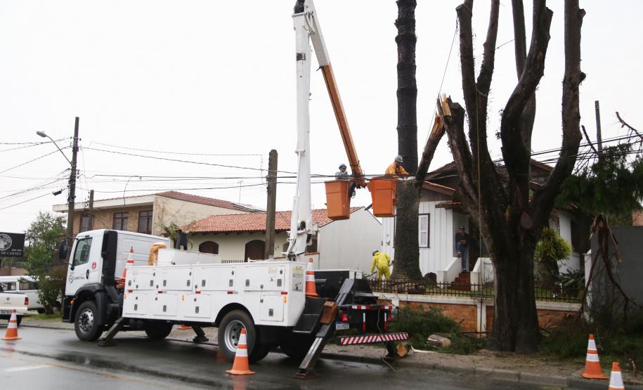 O temporal que atingiu a metade Leste do Paraná na tarde desta quarta-feira (18) afetou 12.227 pessoas e danificou 3.222 residências, mostra o boletim da Coordenadoria Estadual de Proteção e Defesa Civil, atualizado às 12 horas desta quinta-feira (19). As chuvas, granizos e vendavais afetaram 21 municípios da Região Metropolitana de Curitiba, Campos Gerais, Centro e Centro-Sul do Estado. Foto: José Fernando Ogura/AEN