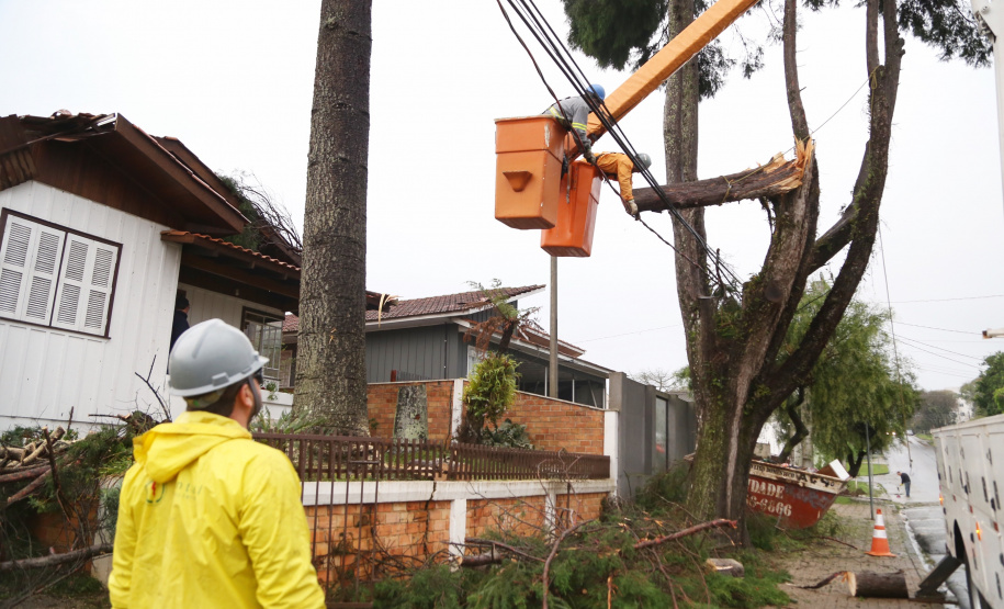 O temporal que atingiu a metade Leste do Paraná na tarde desta quarta-feira (18) afetou 12.227 pessoas e danificou 3.222 residências, mostra o boletim da Coordenadoria Estadual de Proteção e Defesa Civil, atualizado às 12 horas desta quinta-feira (19). As chuvas, granizos e vendavais afetaram 21 municípios da Região Metropolitana de Curitiba, Campos Gerais, Centro e Centro-Sul do Estado. Foto: José Fernando Ogura/AEN