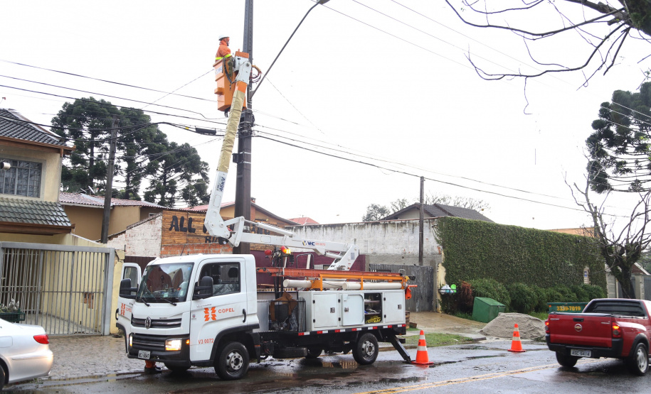 O temporal que atingiu a metade Leste do Paraná na tarde desta quarta-feira (18) afetou 12.227 pessoas e danificou 3.222 residências, mostra o boletim da Coordenadoria Estadual de Proteção e Defesa Civil, atualizado às 12 horas desta quinta-feira (19). As chuvas, granizos e vendavais afetaram 21 municípios da Região Metropolitana de Curitiba, Campos Gerais, Centro e Centro-Sul do Estado. Foto: José Fernando Ogura/AEN