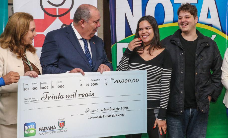 O Governo do Estado entrega os três principais prêmios do sorteio de Setembro do programa Nota Paraná, de R$ 20 mil, R$ 30 mil e R$ 50 mil. A solenidade de premiação acontece no Hospital das Clínicas, em Curitiba nesta quinta-feira (19). Curitiba, 19/09/2019 - Foto: Geraldo Bubniak/AEN