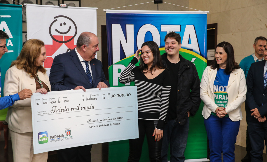 O Governo do Estado entrega os três principais prêmios do sorteio de Setembro do programa Nota Paraná, de R$ 20 mil, R$ 30 mil e R$ 50 mil. A solenidade de premiação acontece no Hospital das Clínicas, em Curitiba nesta quinta-feira (19). Curitiba, 19/09/2019 - Foto: Geraldo Bubniak/AEN