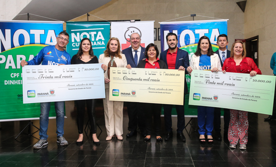O Governo do Estado entrega os três principais prêmios do sorteio de Setembro do programa Nota Paraná, de R$ 20 mil, R$ 30 mil e R$ 50 mil. A solenidade de premiação acontece no Hospital das Clínicas, em Curitiba nesta quinta-feira (19). Curitiba, 19/09/2019 - Foto: Geraldo Bubniak/AEN