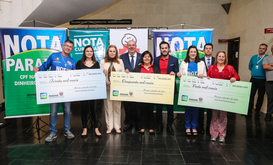 O Governo do Estado entrega os três principais prêmios do sorteio de Setembro do programa Nota Paraná, de R$ 20 mil, R$ 30 mil e R$ 50 mil. A solenidade de premiação acontece no Hospital das Clínicas, em Curitiba nesta quinta-feira (19). Curitiba, 19/09/2019 - Foto: Geraldo Bubniak/AEN