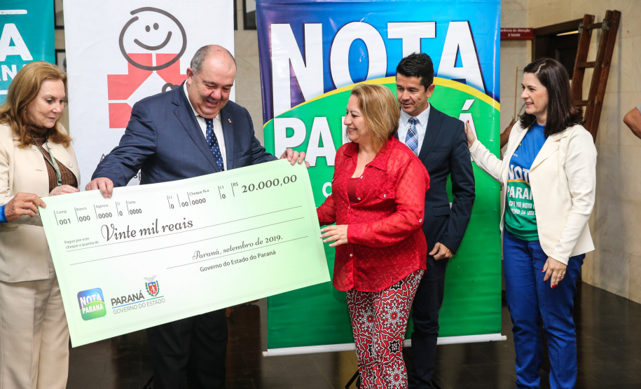 O Governo do Estado entrega os três principais prêmios do sorteio de Setembro do programa Nota Paraná, de R$ 20 mil, R$ 30 mil e R$ 50 mil. A solenidade de premiação acontece no Hospital das Clínicas, em Curitiba nesta quinta-feira (19). Curitiba, 19/09/2019 - Foto: Geraldo Bubniak/AEN