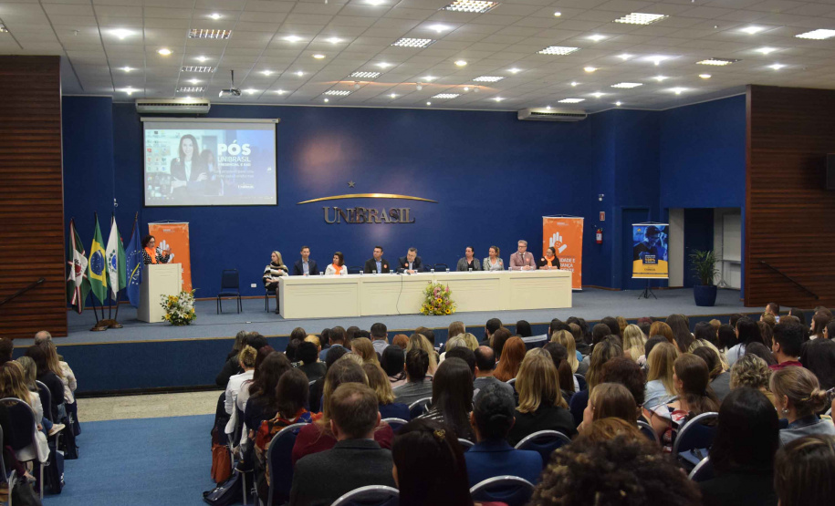 Cerca de 500 profissionais da área da saúde participam nesta quinta e sexta (19 e 20) do I Seminário Integrado de Qualidade e Segurança do Paciente, organizado pela Secretaria Estadual da Saúde, com apoio do Conselho Regional de Enfermagem do Paraná e Unibrasil. Foto: Américo Antonio/SESA