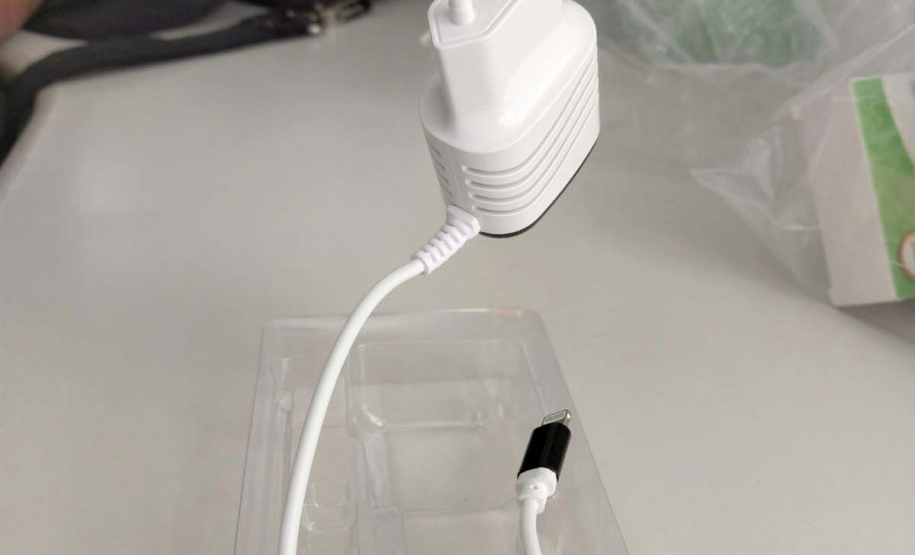 O Instituto de Pesos e Medidas do Paraná vem intensificando a fiscalização de produtos que têm plugue incorporado, como os carregadores de celular. Em 2018 foram fiscalizados 49.354 itens em 860 estabelecimentos visitados, sendo que 4.393 apresentaram irregularidades. Em 2019, até o mês de setembro, foram fiscalizados 27.565 itens, com a apreensão de 3.128 conectores. Foto: Divulgação/IPEM